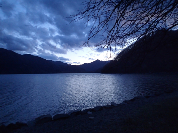 夕暮れの中禅寺湖